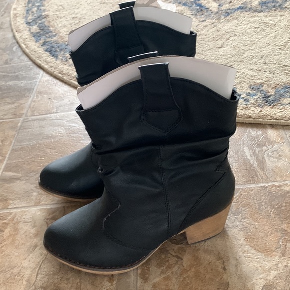 Shully’s Ankle Boots- size 8 (New) - Picture 4 of 5
